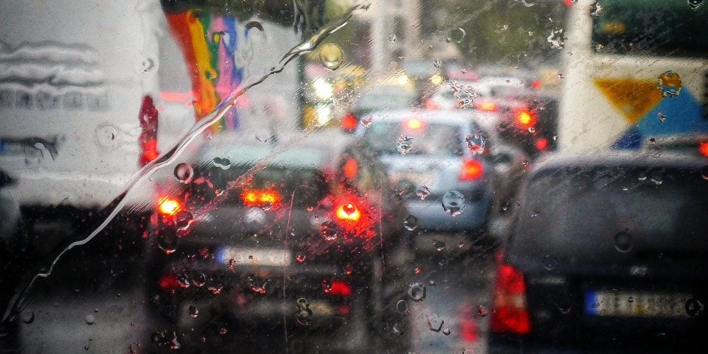 Χάος από την κακοκαιρία -Κλειστοί δρόμοι και αυξημένη κίνηση στην Αττική